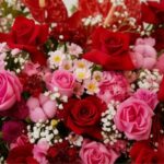 نمای نزدیک از گل‌های رز تازه در باکس گل لوکس Delaris