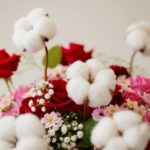 نمای ۴۵ درجه از باکس گل رز و آنتوریوم با طراحی حرفه‌ای